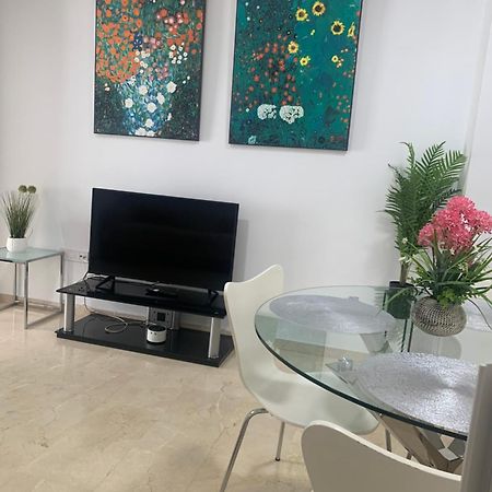 Beach And City Apartment A 50M De La Playa 푸엔히롤라 외부 사진