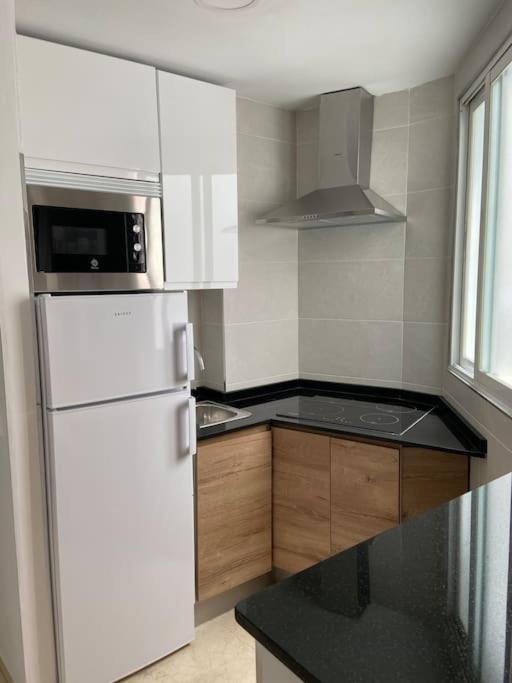 Beach And City Apartment A 50M De La Playa 푸엔히롤라 외부 사진